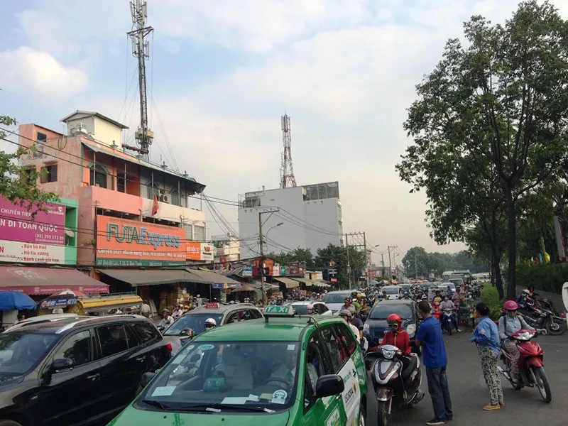 Người ở Sài Gòn tay xách nách mang về quê ăn Tết ảnh 14